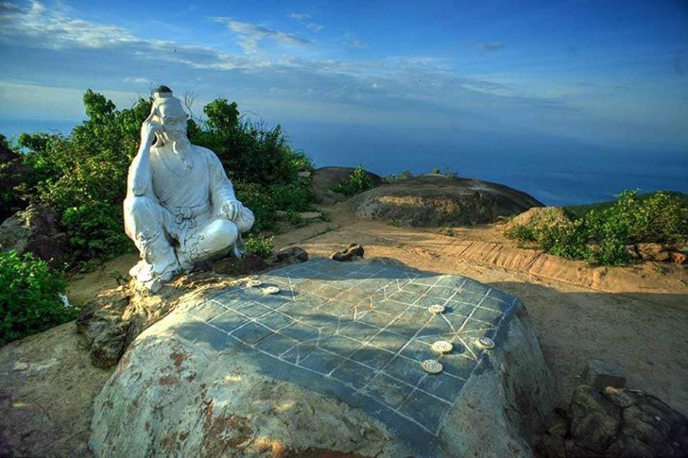 Đứng trên đỉnh Bàn Cờ bạn có thể nhìn được toàn cảnh Thành phố Đà Nẵng